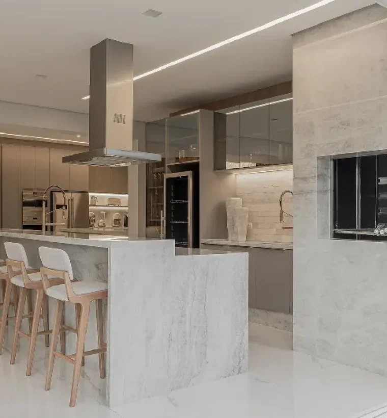 Área gourmet com ilha central em Quartzito Taj Mahal valorizando o espaço social